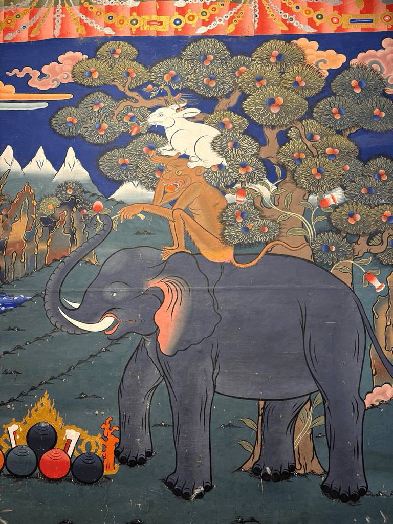 Wandmalerei der vier harmonischen Freunde – Elefant, Affe, Hase und Vogel an einem Fruchtbaum – im Rinpung Dzong in Paro, Bhutan